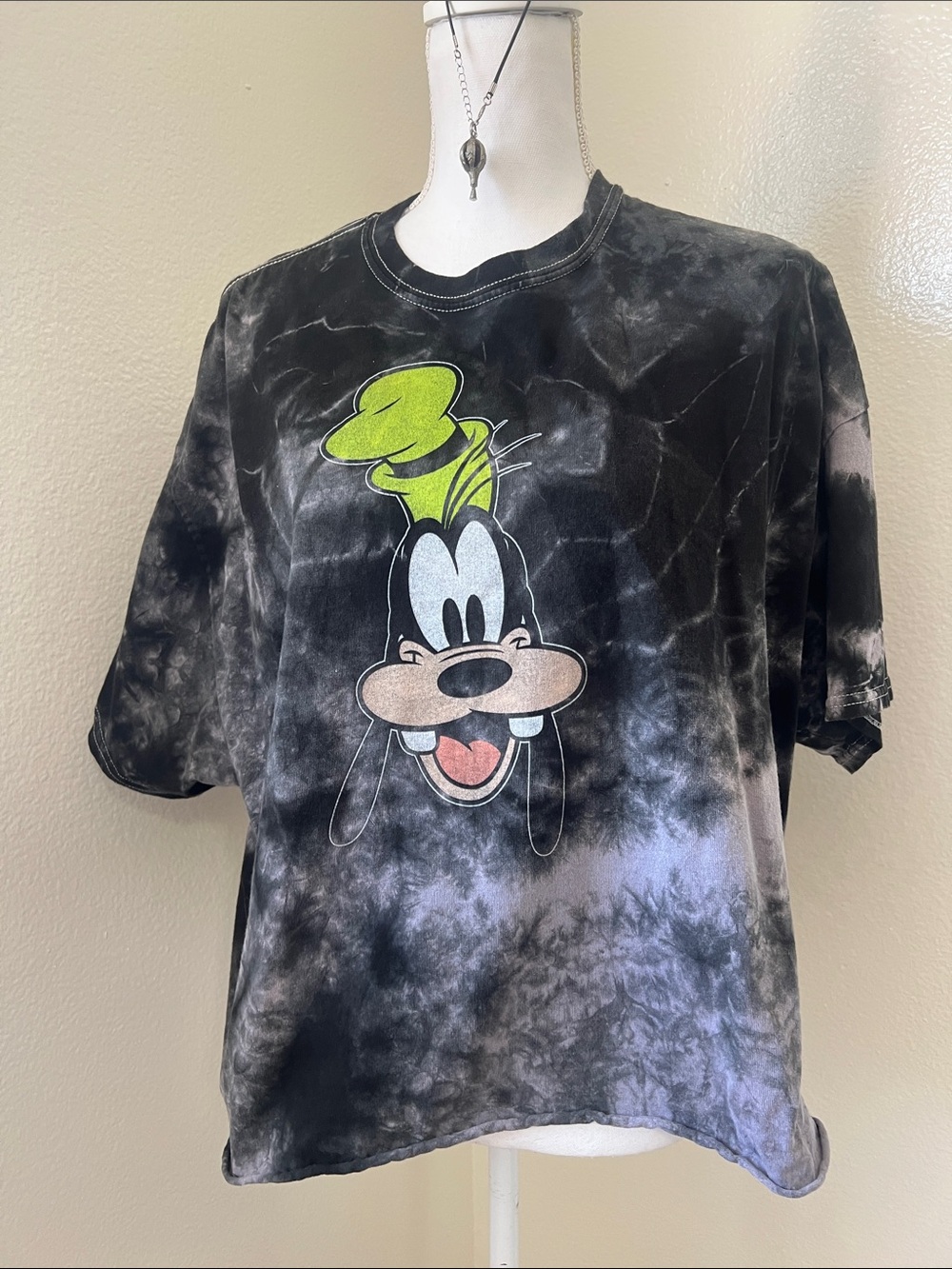 Gildan / Disney Black Tie-Dye Goofy Graphic Crop Top with Neon Green Hat